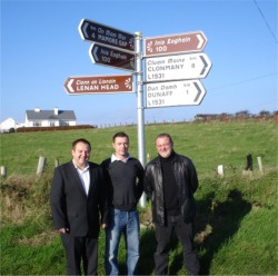 Cllr Pdraig MacLochlainn pictured at one of the new tourism signposts in Urris with locals Paul McLaughlin and Roger Doherty.
